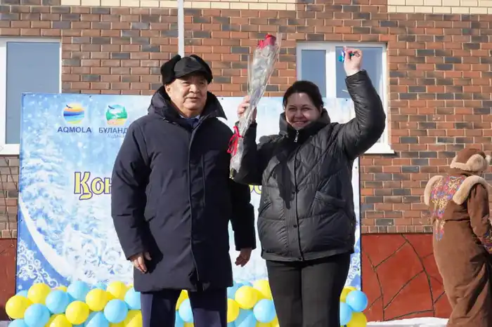 Ключи от новых квартир вручили жителям г. Макинска (8)