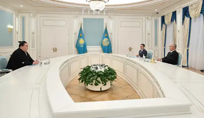 Глава государства принял профессионального борца сумо Ерсина Балтагула (2)