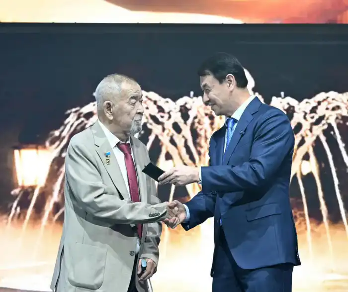 В Алматы прошёл концертный вечер, посвящённый 75-летию Журсина Ермана, с поздравлением от Президента и присвоением звания 'Қазақстанның халық жазушысы'. Астане