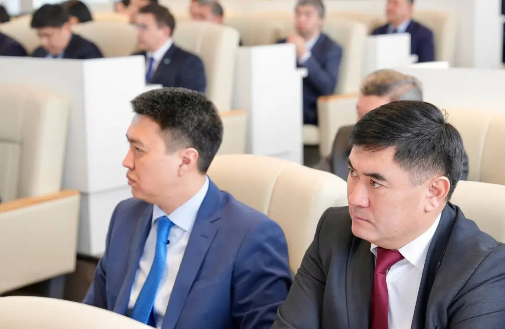 На заседании акимата ВКО рассмотрены актуальные вопросы развития региона (7)