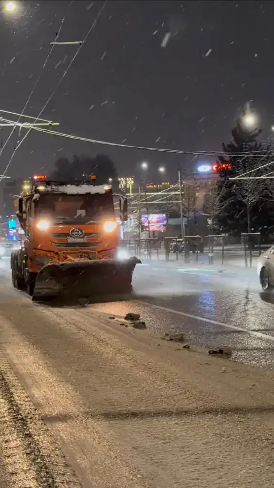 Более 2 тыс. рабочих и 1,3 тыс. единиц спецтехники задействованы в уборке снега в Алматы (2)