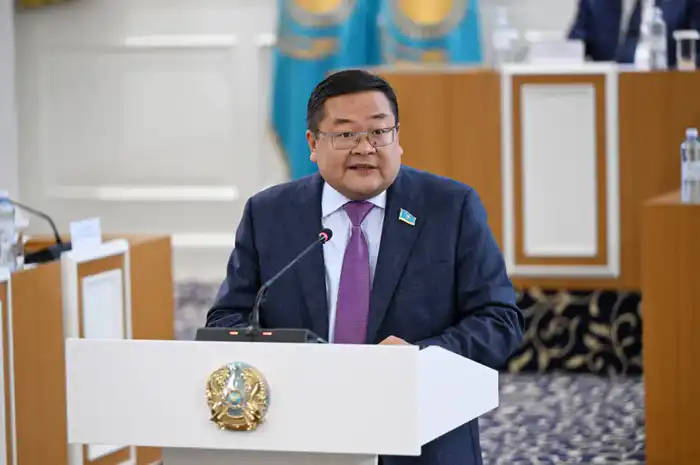 Проект новой Конституции Казахстана готов к референдуму, заявил депутат Айдос Сарым Астане