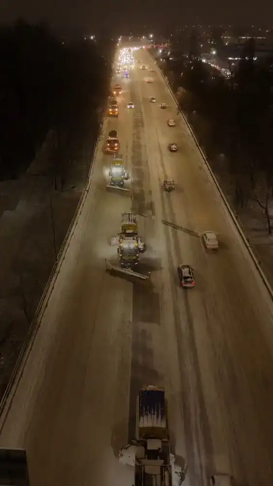 Коммунальные службы Алматы обеспечили безопасное движение в условиях ледяного дождя (3)