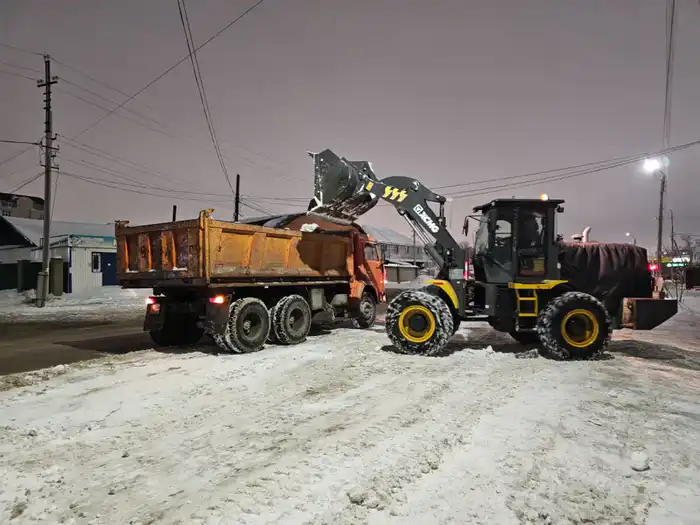 1700 единиц спецтехники и 400 дорожных рабочих задействованы в уборке снега в Астане ночью Астане