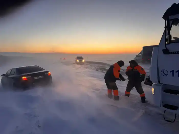 За последние десять дней из снежных заносов спасено и эвакуировано 145 человек (7)