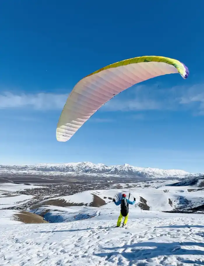 Зимнее небо Жетісу собрало парапланеристов из 6 стран (5)