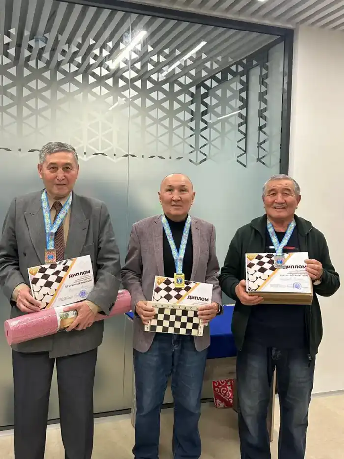 В Астане прошли соревнования по шашкам среди пенсионеров (3)