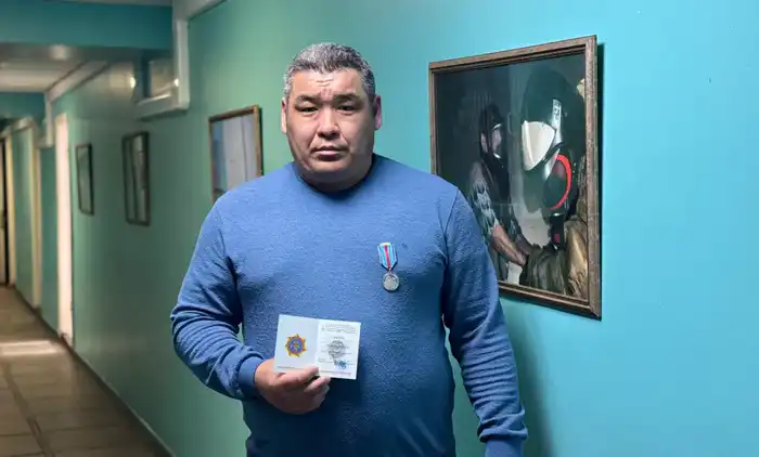 Герой среди огня: учитель, как рыцарь, спасает детей от пламени Астане