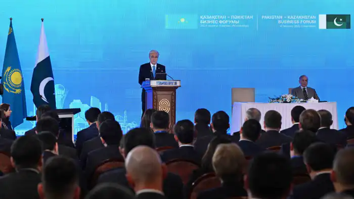 Президент Казахстана Касым-Жомарт Токаев выступил на казахско-пакистанском бизнес-форуме в Исламабаде, где обозначил ключевые сферы для сотрудничества между Казахстаном и Пакистаном, включая инвестиции, цифровизацию и сельское хозяйство. Это событие подче Астане