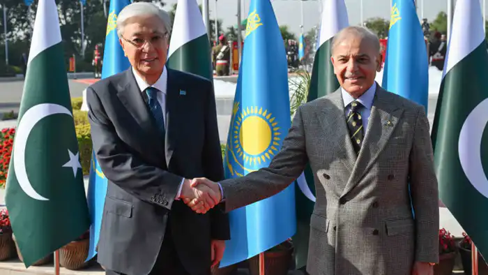 Токаев встретился с премьер-министром Пакистана: официальные кадры из резиденции Астане