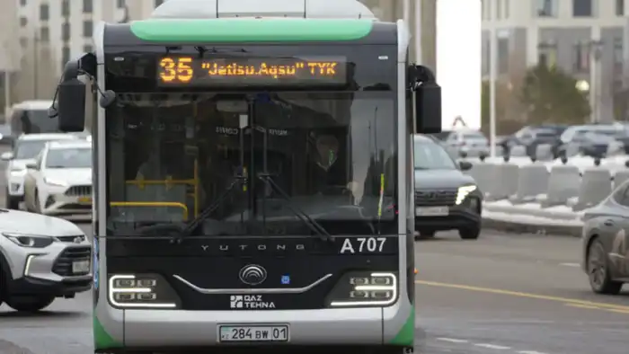 В Астане временно приостановлено движение шести пригородных автобусных маршрутов из-за сильного снега и ветра Астане