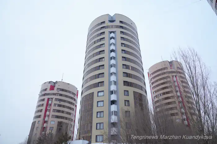 Один из домов в ЖК 'Сем бочек' -- отремонтирован после пожара и отличается от других