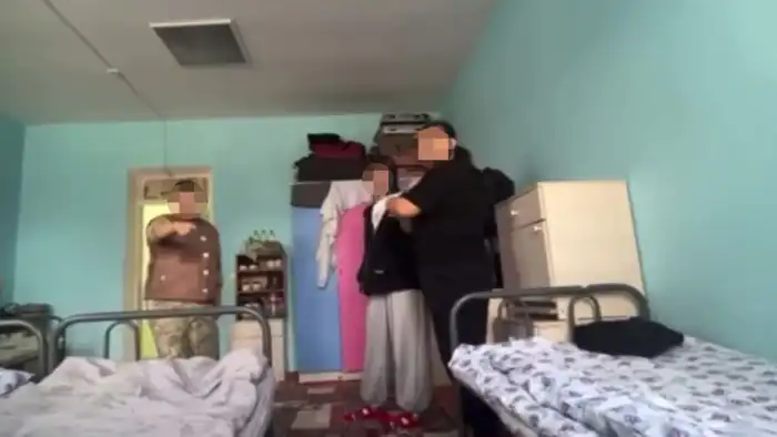 Студентки колледжа в Туркестане убирают мужские комнаты и туалеты: видео с юга Казахстана Астане