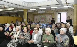 В Астане пенсионеры провели мероприятие, посвященное Дню благодарности, с выступлениями ветеранов и национальными танцами.