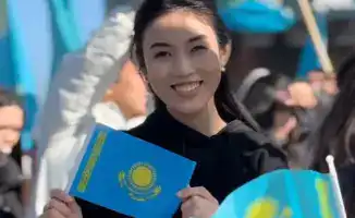 Молодежь Алматы поддержала Новую Конституцию на патриотическом флешмобе с участием более 500 человек