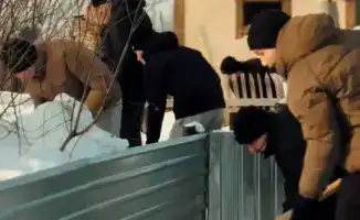 Лисаковск: студенты и волонтёры очищают снег