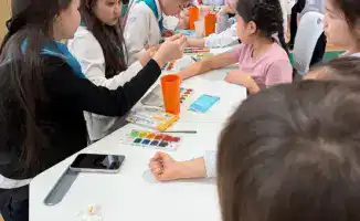 «Краски надежды»: выставка рисунков гимназистов в Астане против наркотиков