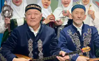 Этно-фольклорный ансамбль пенсионеров в Астане изучает национальные инструменты