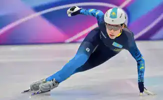 Ольга Тихонова из Казахстана финиширует четвертой в квалификации шорт-трека на Олимпийских играх в Италии