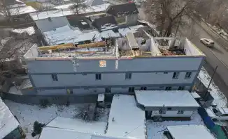 В Алматы снесен третий этаж жилого дома, построенного без разрешений, по решению суда