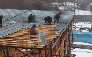 Снос незаконного трехэтажного здания начался в микрорайоне Ерменсай