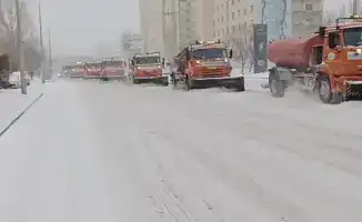 В Астане продолжается обильный снегопад, коммунальные службы работают круглосуточно