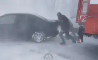 Спасение людей от снежных заносов в Казахстане