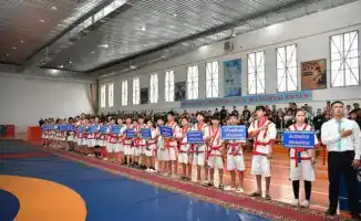 В Отырарском районе состоялся областной турнир по қазақ күресі, посвященный 155-летию Кажимукана Мунайтпасова, с участием 750 спортсменов.