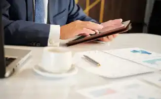 Токаев о сотрудниках нацкомпаний: Чай, кофе пьют, работой не загружены