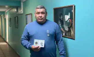 Герой среди огня: учитель, как рыцарь, спасает детей от пламени