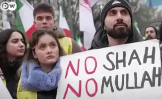 Иранцы продолжают жить в условиях неопределенности и подавленности после январских протестов, которые не принесли ожидаемых изменений. Несмотря на то, что Иран постепенно уходит из мировых новостей, для самих иранцев ситуация остается напряженной и сложно