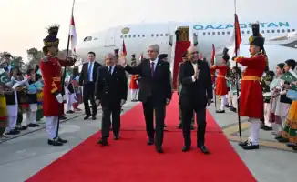 Токаев в Пакистане: цветы, залпы и почётный караул