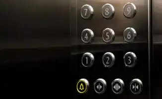 Две девочки застряли в неисправном лифте жилого комплекса в Астане