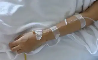 Промышленный альпинист, упавший с высоты на стройке в Астане, находится в реанимации в тяжелом состоянии, сообщают врачи.