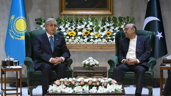 Токаев поблагодарил Зардари за теплый прием в Исламабаде Астане