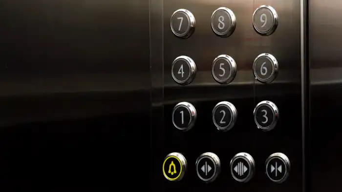 Две девочки застряли в неисправном лифте жилого комплекса в Астане Астане