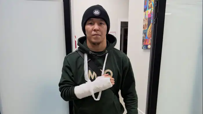 Казахстанский боец Асу Алмабаев покинул ринг: травма выбила его из боя с Брэндоном Морено, как молния из ясного неба. Астане