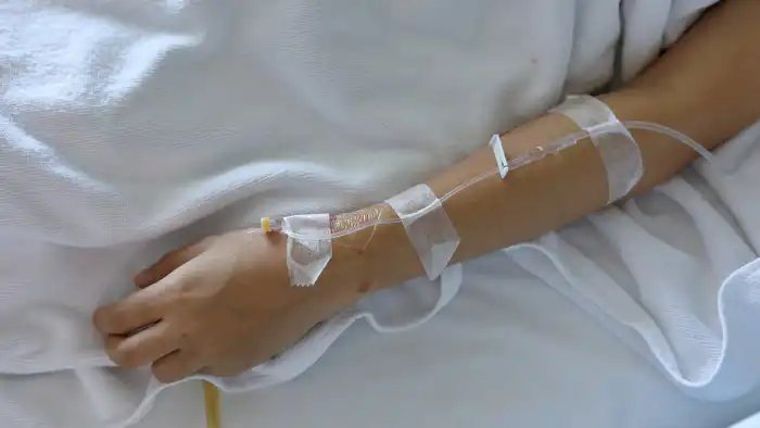 Промышленный альпинист, упавший с высоты на стройке в Астане, находится в реанимации в тяжелом состоянии, сообщают врачи. Астане