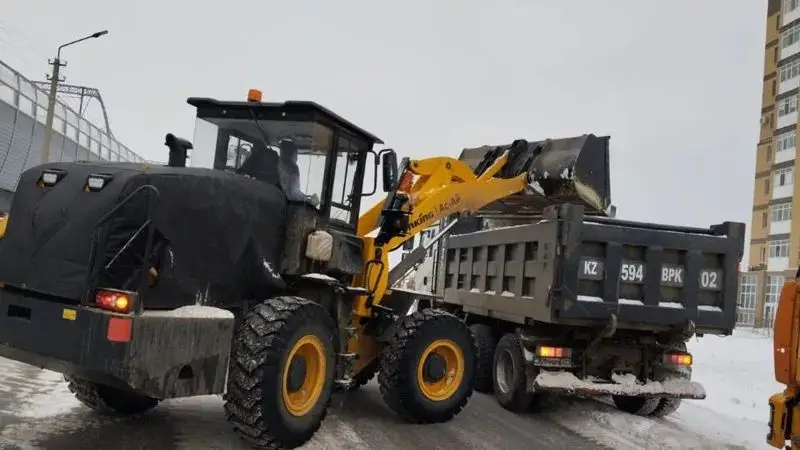 Около 1800 единиц спецтехники задействовано в снегоуборочных работах в Астане (2)
