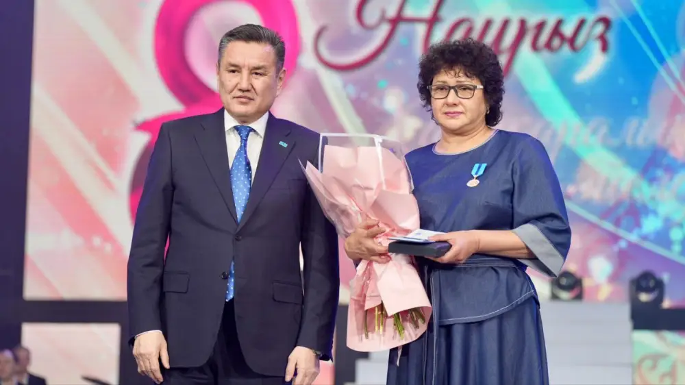 В Восточном Казахстане наградили отличившихся представительниц прекрасного пола (3)