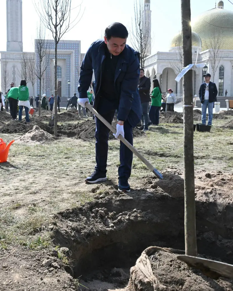Аким Алматы Дархан Сатыбалды высадил более 300 деревьев в честь Наурыза Астане