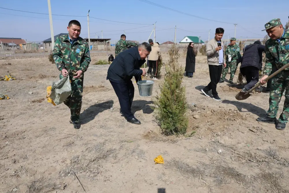 Экологическая инициатива в Уйгурском районе высадка деревьев Астане