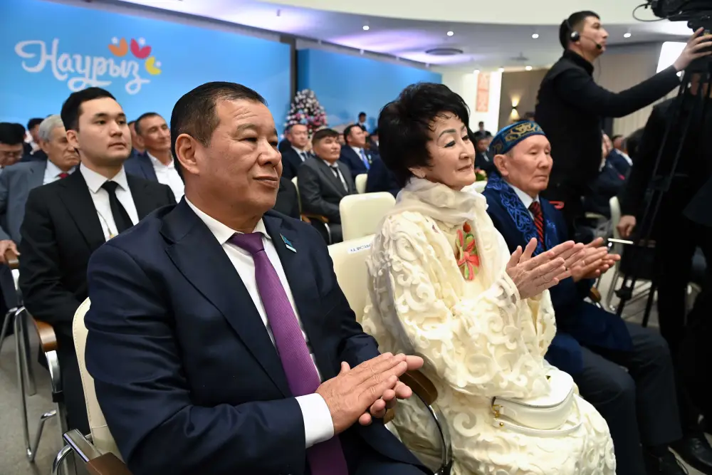 Президент: «Только поколение, которое искренне радеет за свою страну, сможет внести неоценимый вклад в процветание Казахстана» (2)