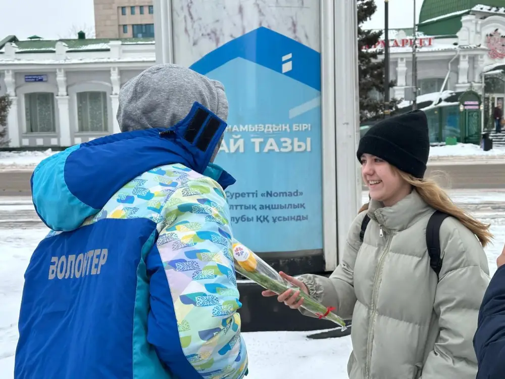 «Көктем шуағы»: Астанада еріктілер нәзікжандыларға гүл шоқтарын таратты (6)