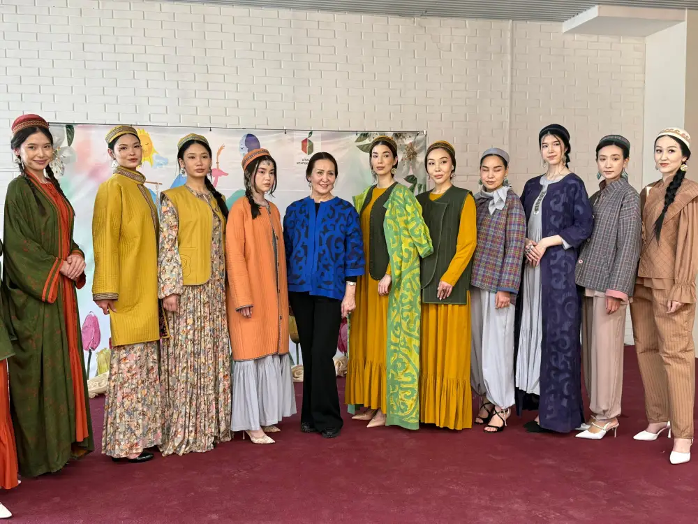 В Алматы прошли модные показы ко Дню национальной одежды (2)