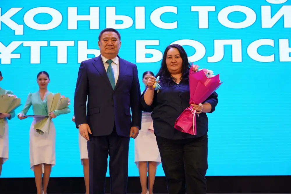 В Кокшетау вручили ключи от 125 квартир очередникам категории СУСН (5)