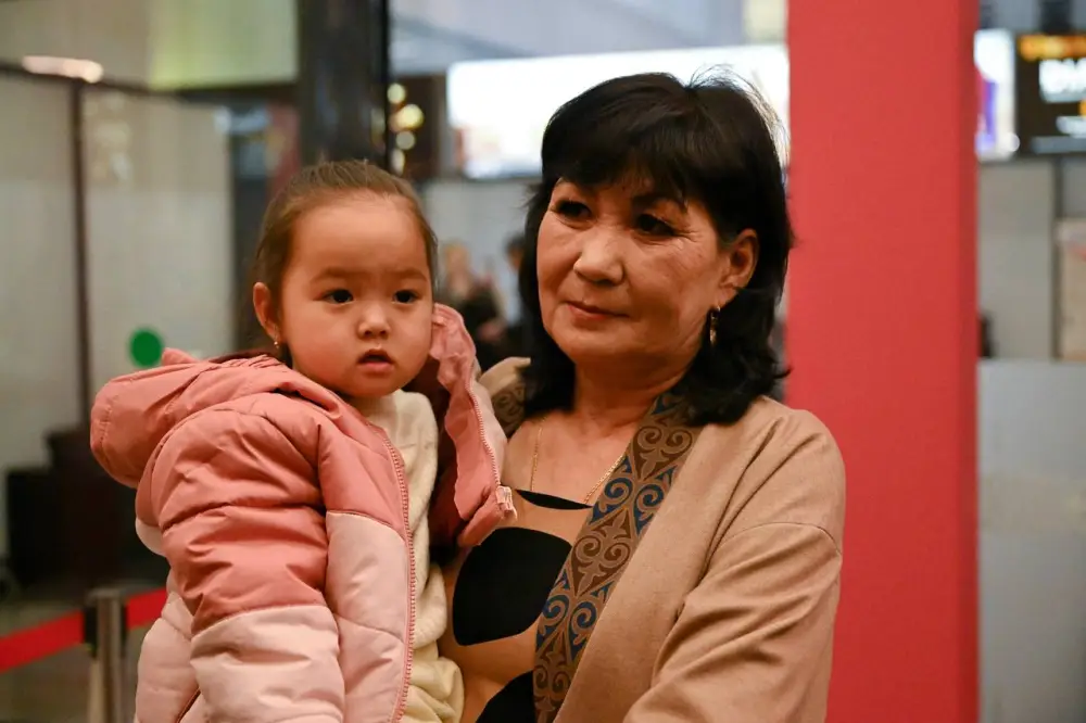 «Впервые в истории на одних зимних Паралимпийских играх Казахстан завоевал сразу две медали» - Ербола Хамитова торжественно встретили в аэропорту (4)