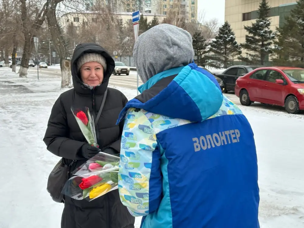 «Көктем шуағы»: Астанада еріктілер нәзікжандыларға гүл шоқтарын таратты Астане