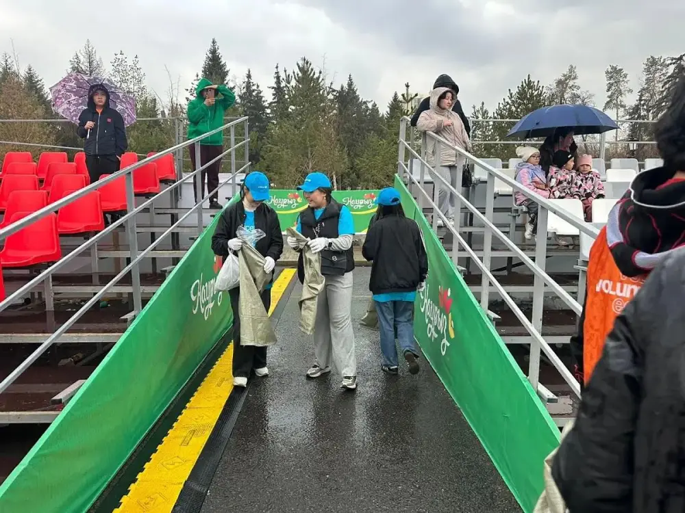 Алматинская молодежь объединяется для уборки после концерта, подчеркивая важность чистоты в городе Астане