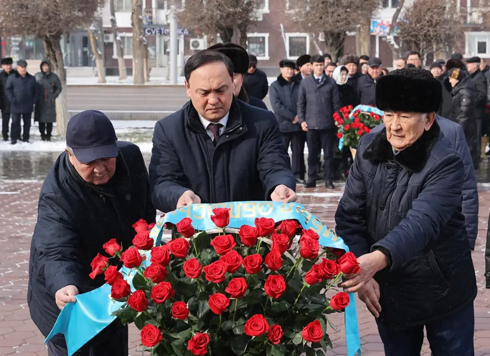 В Таразе состоялась церемония возложения цветов к памятнику Жамбылу Жабаеву (2)